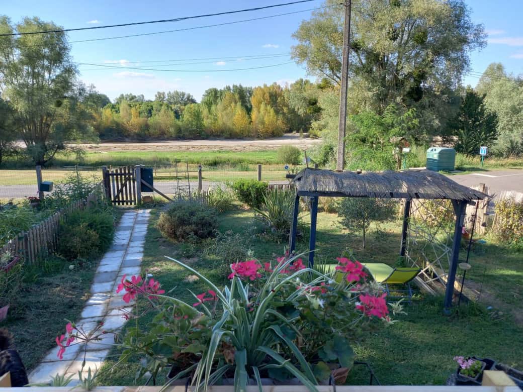 Vue sur le jardin privatif avec transat