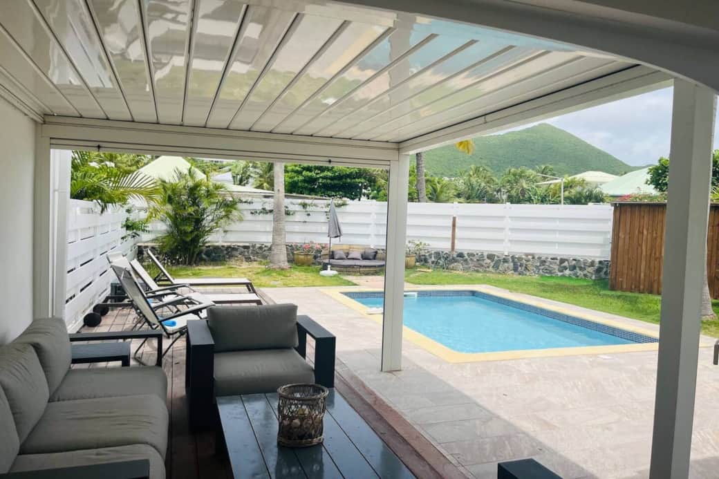 Pool with lounge area on the terrace Soliti