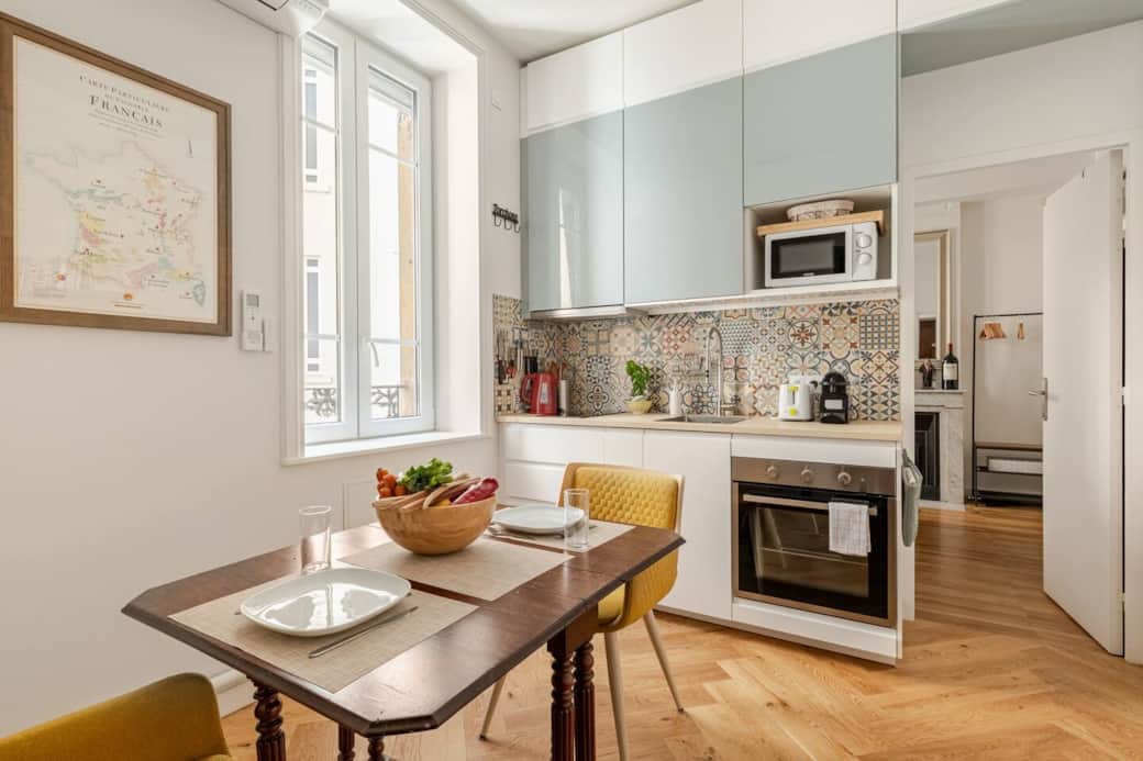 Un repas romantique comme un vrai Lyonnais ? La cuisine est entièrement équipée. Un repas romantique comme un vrai Lyonnais ? La cuisine est entièrement équipée.