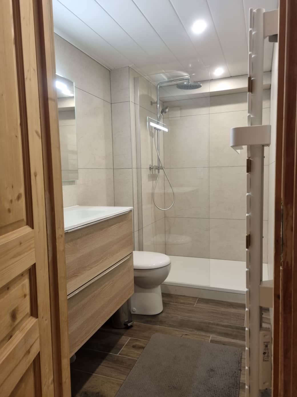 Downstairs en-suite bathroom