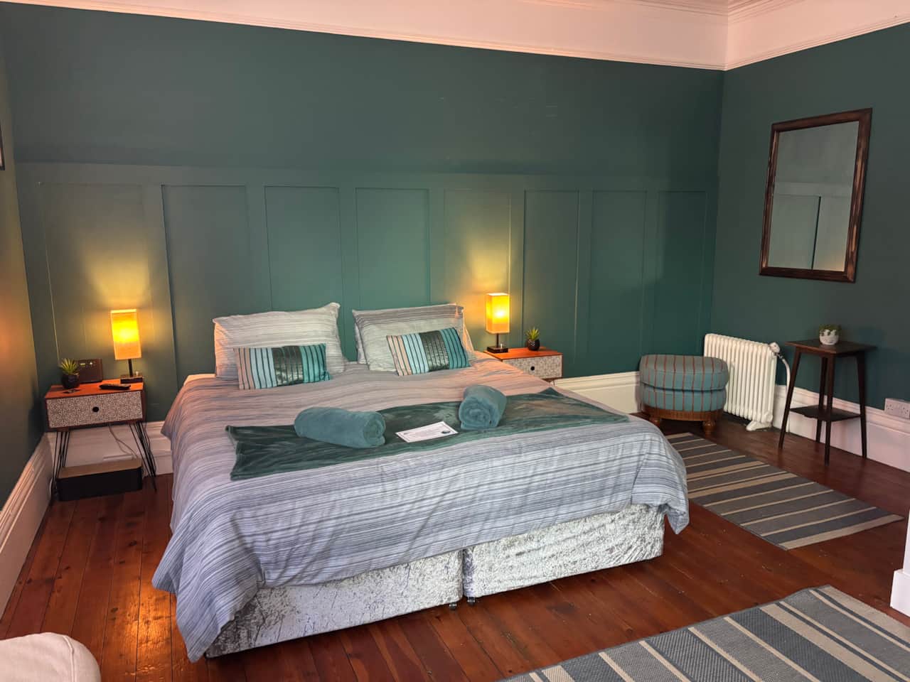 Ensuite bedroom showing superking bed