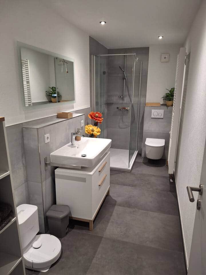 Das großzügige Badezimmer mit Dusche. Den Saugroboter können Sie in Ihrer Abwesenheit saugen lassen.  