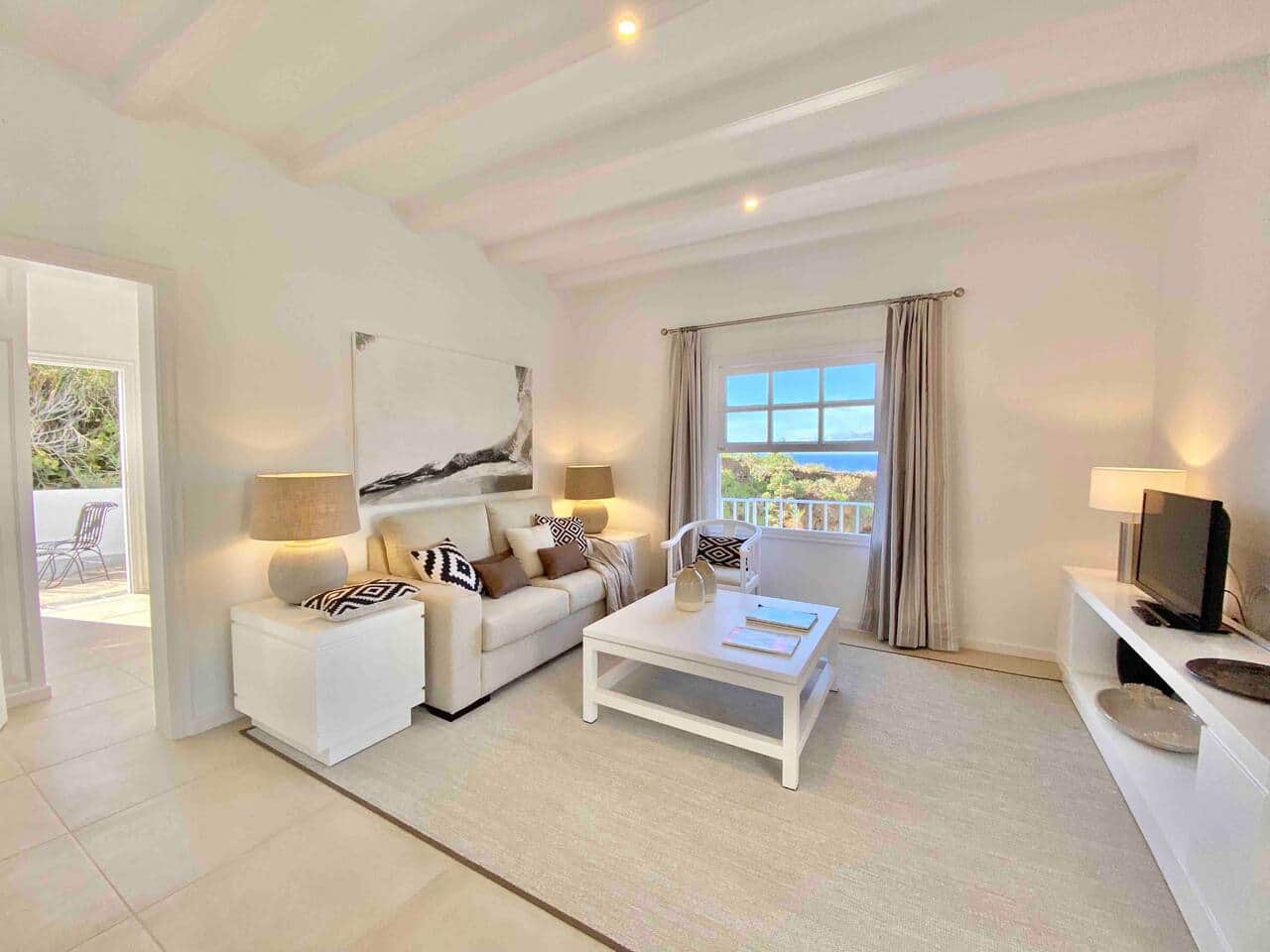 Cozy and bright sitting room with views to the sea, garden and terrace with jacuzzi and main bedroom´s terrace with amazing sea view !