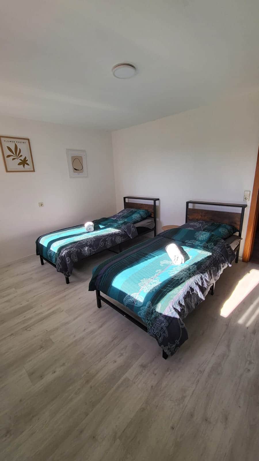 Schlafzimmer 1 | 2 bequeme Einzelbetten mit Kleiderschrank Schlafzimmer 1 | 2 bequeme Einzelbetten mit Kleiderschrank