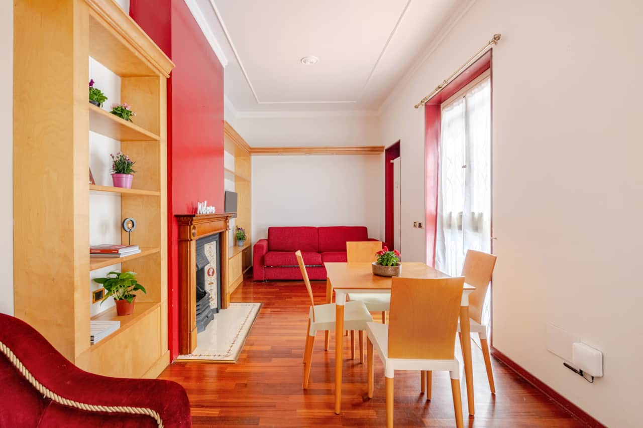 Sala da pranzo con tavolo, sedie e camino, a Brera, Milano