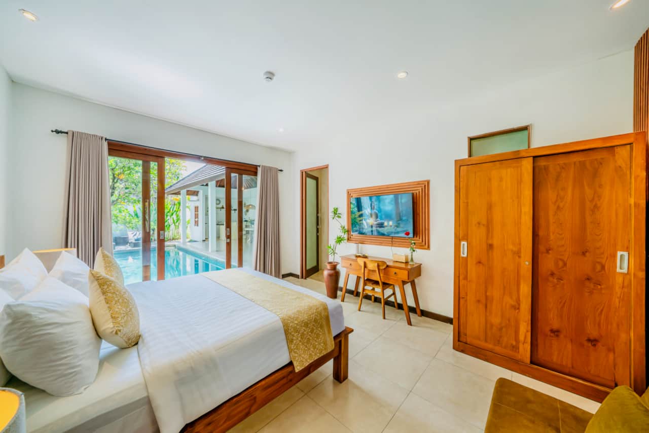 Master Ensuite Bedroom with Smart TV
