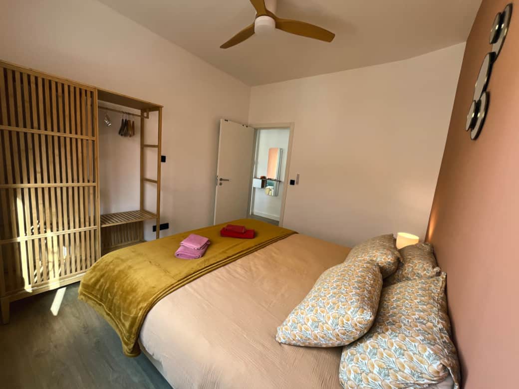 Bedroom 2 king size bed - side