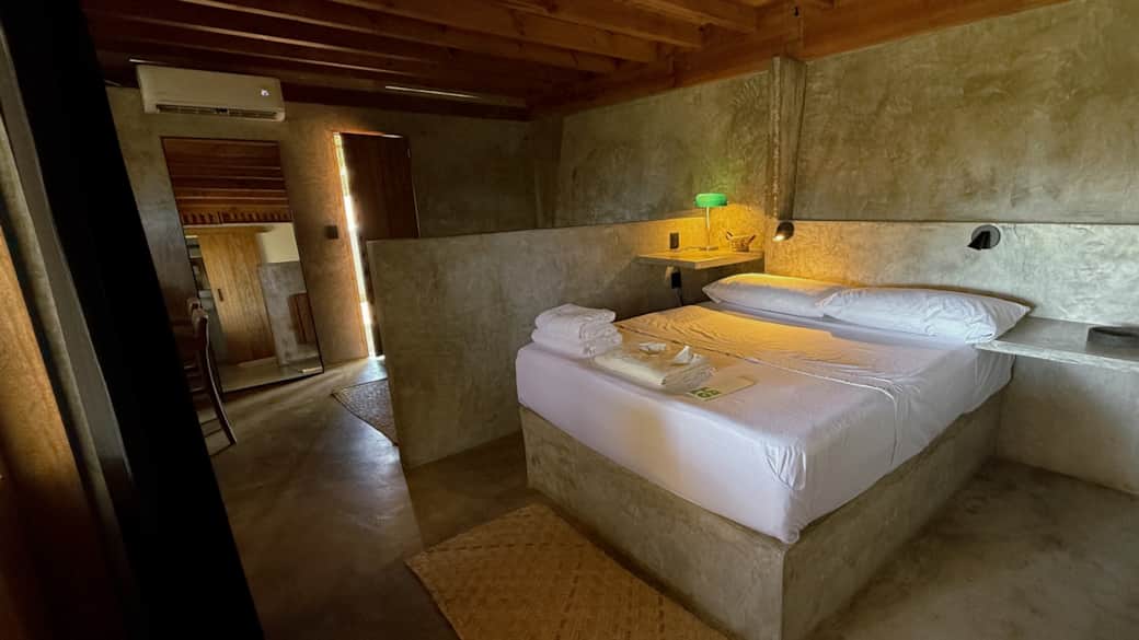 Vista de cama Queen desde puerta del baño