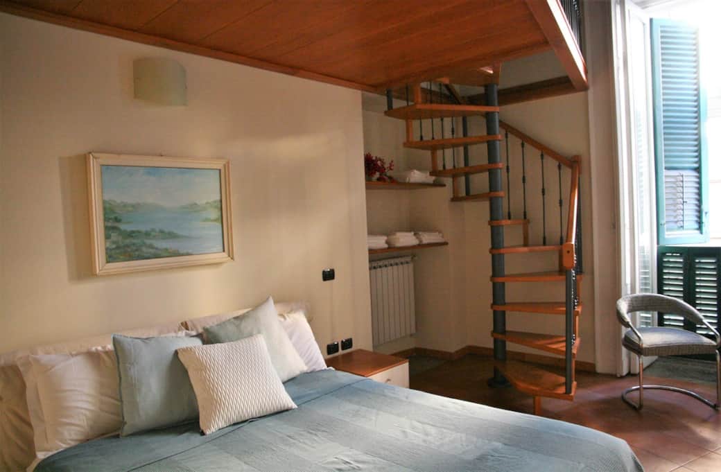 A relaxing place in the historical center. Balcony with view on Piazza Dante