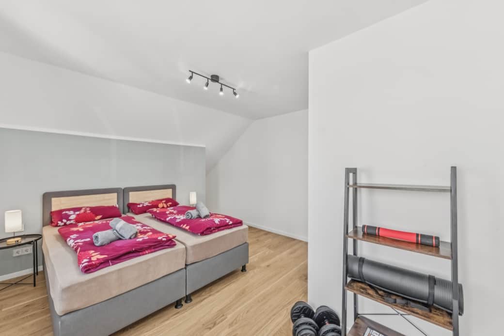 Schlafzimmer mit 2 Betten & Sportecke – flexibel als Doppelbett oder 2 Einzelbetten nutzbar