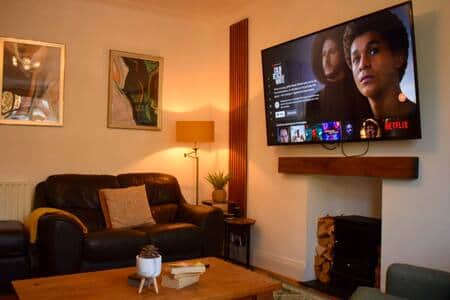 Livingroom with TV and Netflix, Disney + and Amazon Prime with twoseat sofas and two sofa chairs Livingroom with TV and Netflix, Disney + and Amazon Prime with twoseat sofas and two sofa chairs