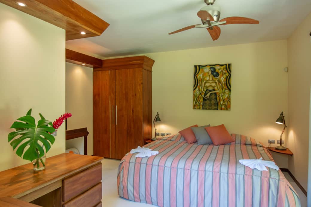 Secondary bedroom with king size bed, private bathroom and a/C Secondary bedroom with king size bed, private bathroom and a/C