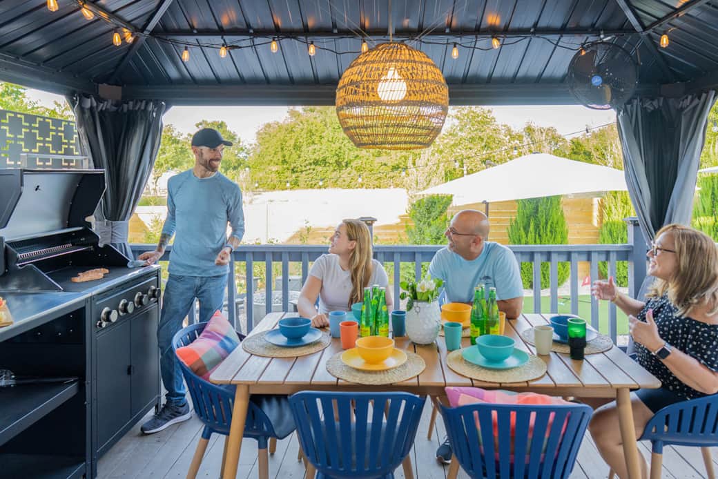 BBQ Dining Deck BBQ Dining Deck