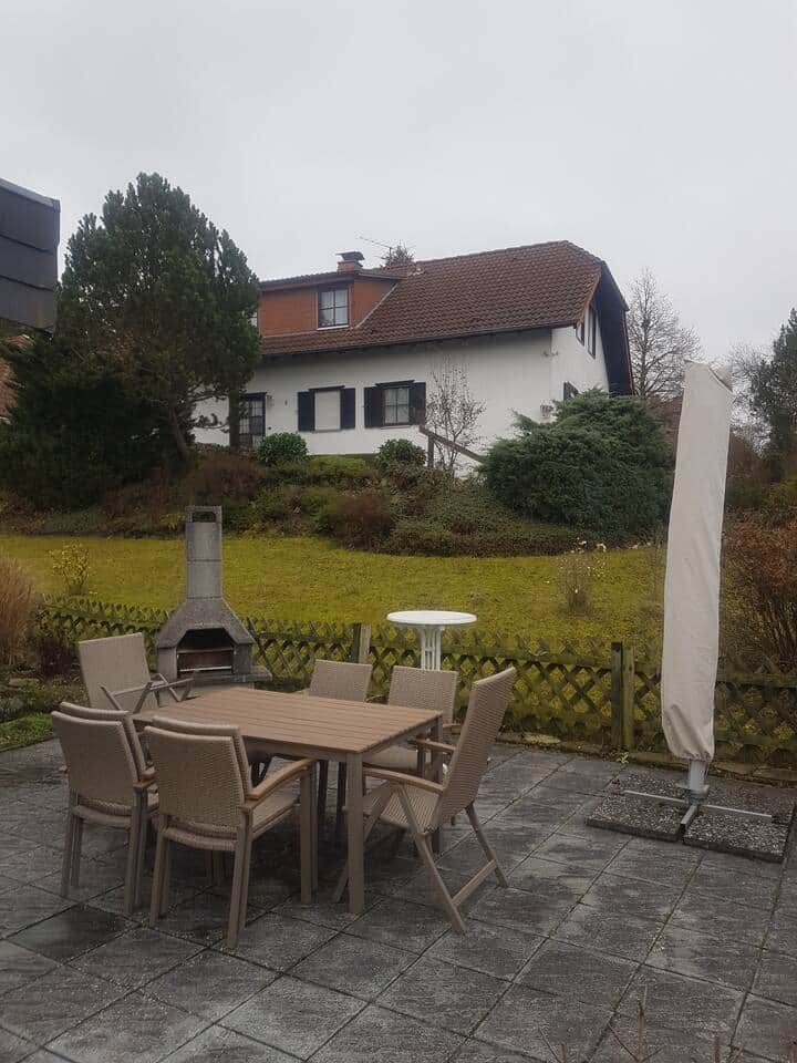 Terrasse mit Kohle- und Gasgrill sowie Sonnenschirm/Sichtschutz