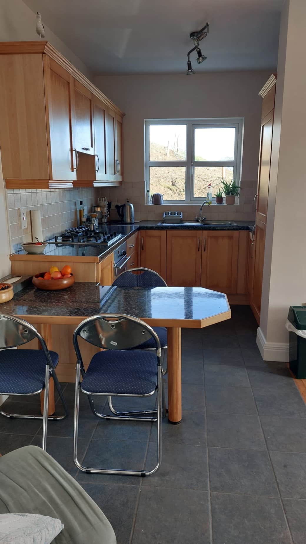 Kitchen and Breakfast bar 