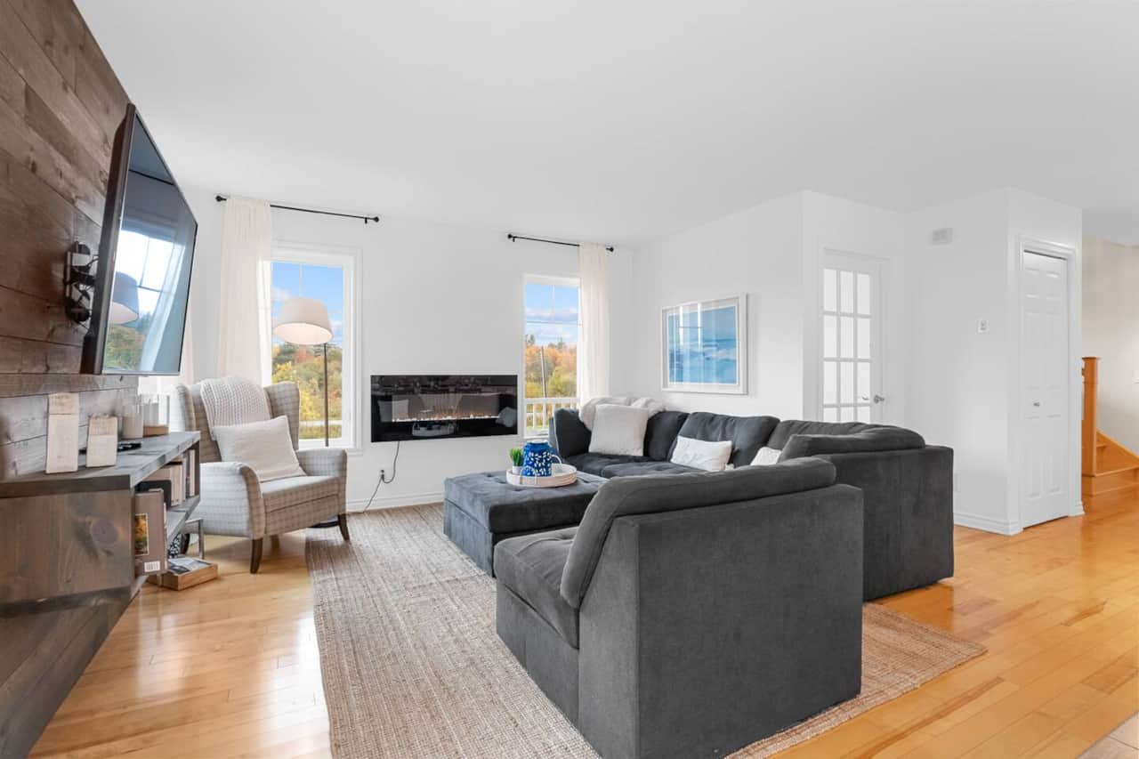 Living room (electric fireplace)