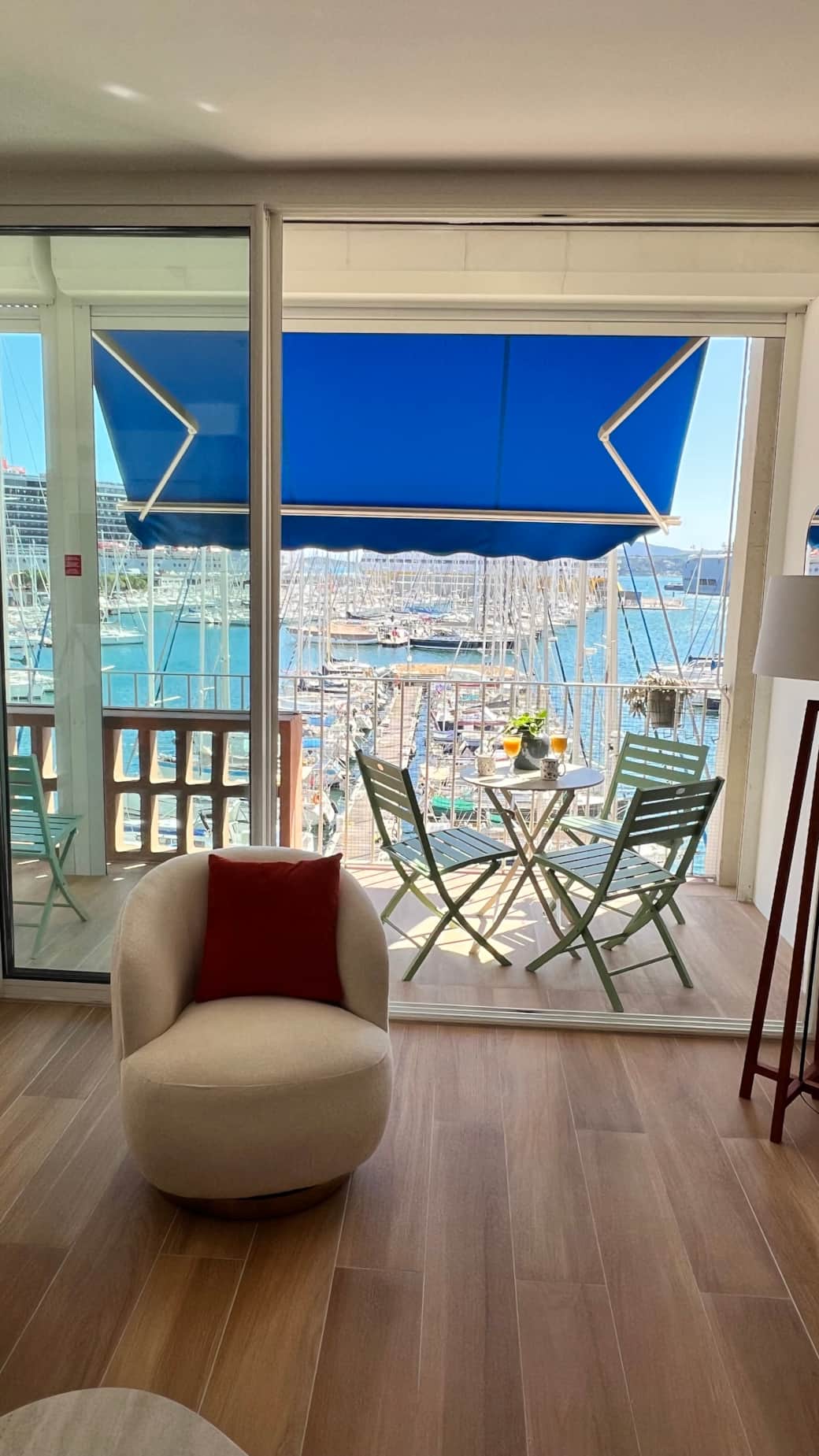 Terrasse vue sur le port de plaisance