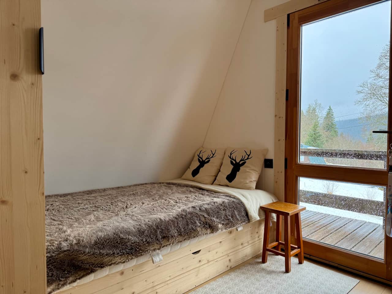 Chambre 2, 1 lit 130cm, dans ce petit chalet insolite.