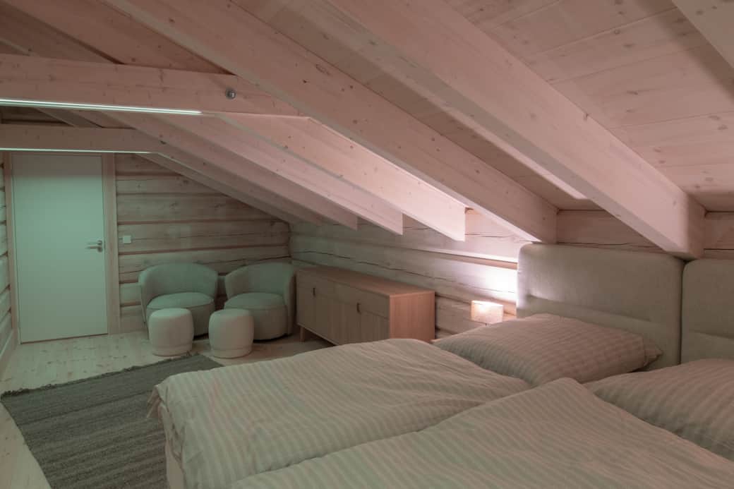 Dachschlafzimmer mit Doppelbett – gemütlicher Rückzugsort im skandinavischen Stil