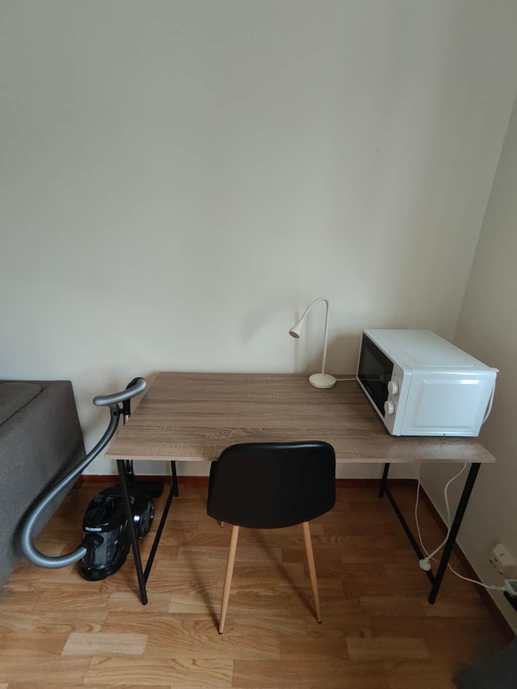 Workplace and microwave