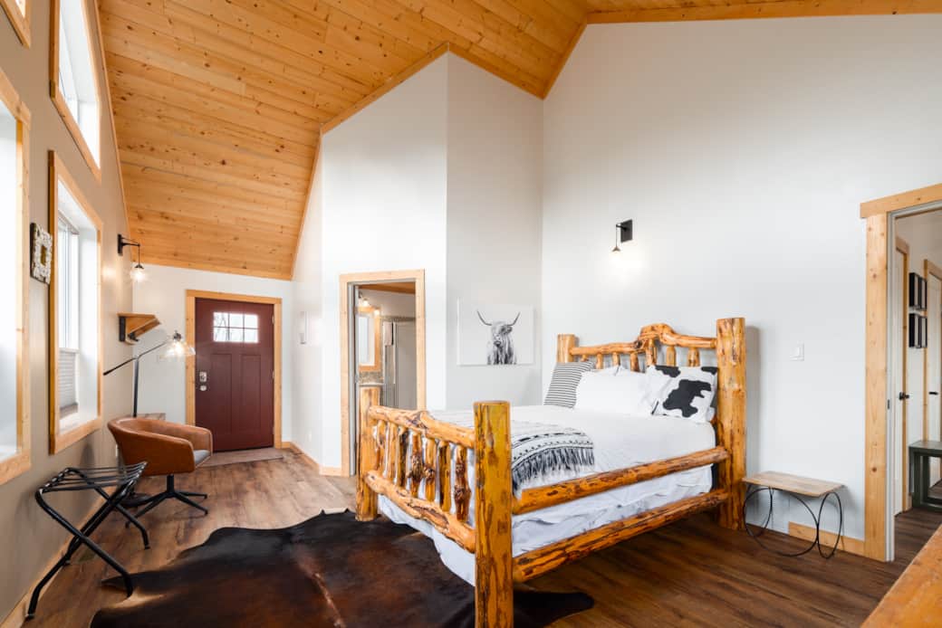 Custom log bed with massive ceilings and large mountain facing windows Custom log bed with massive ceilings and large mountain facing windows
