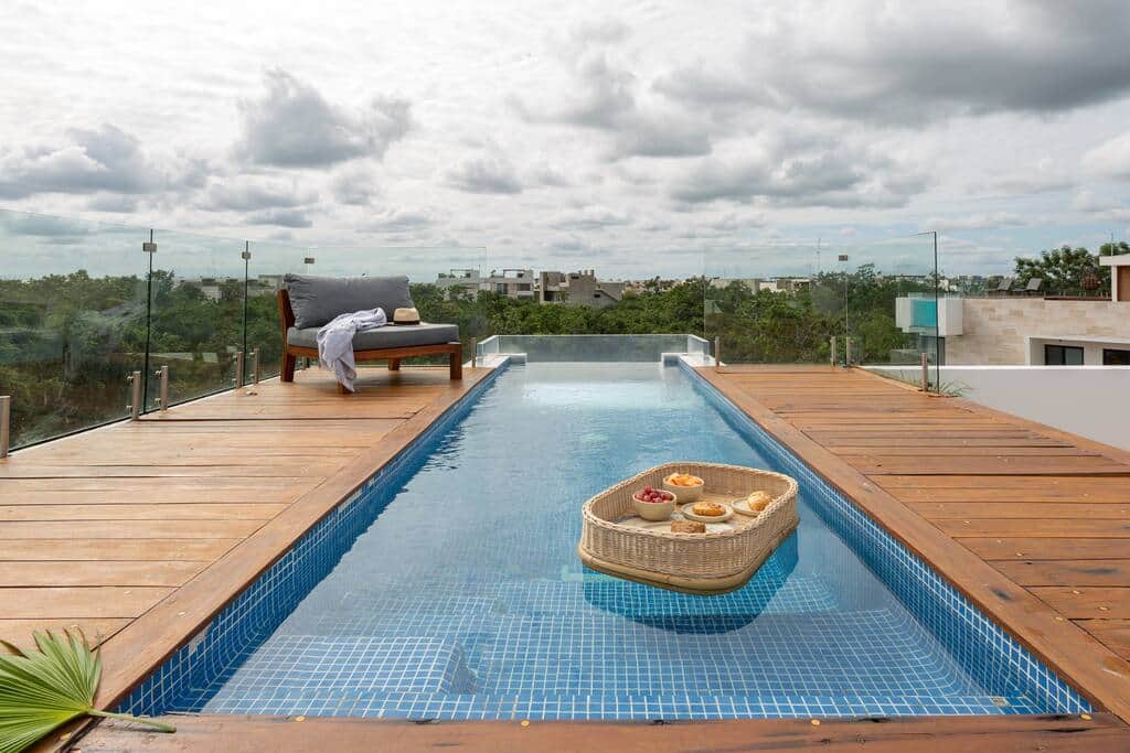 Enjoy Breakfast in your private Pool! 
