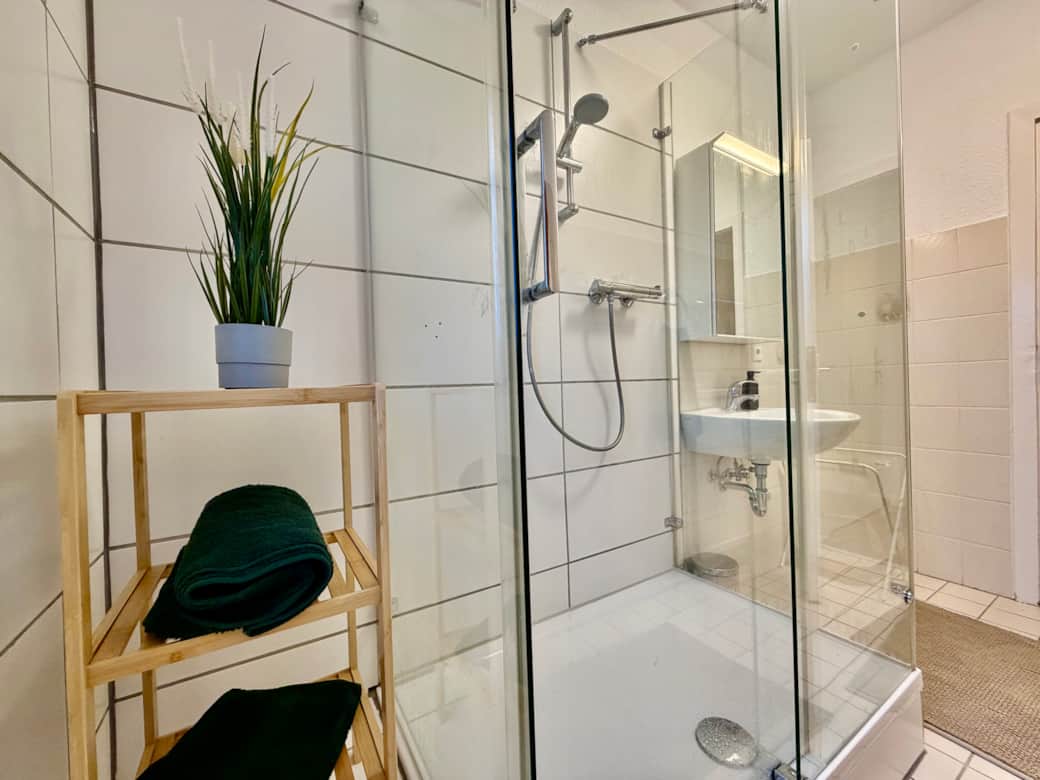 Badezimmer mit Dusche, Waschmaschine, Trockner Badezimmer mit Dusche, Waschmaschine, Trockner