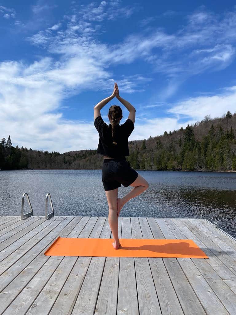 Yoga vue lac sur le quai.jpeg