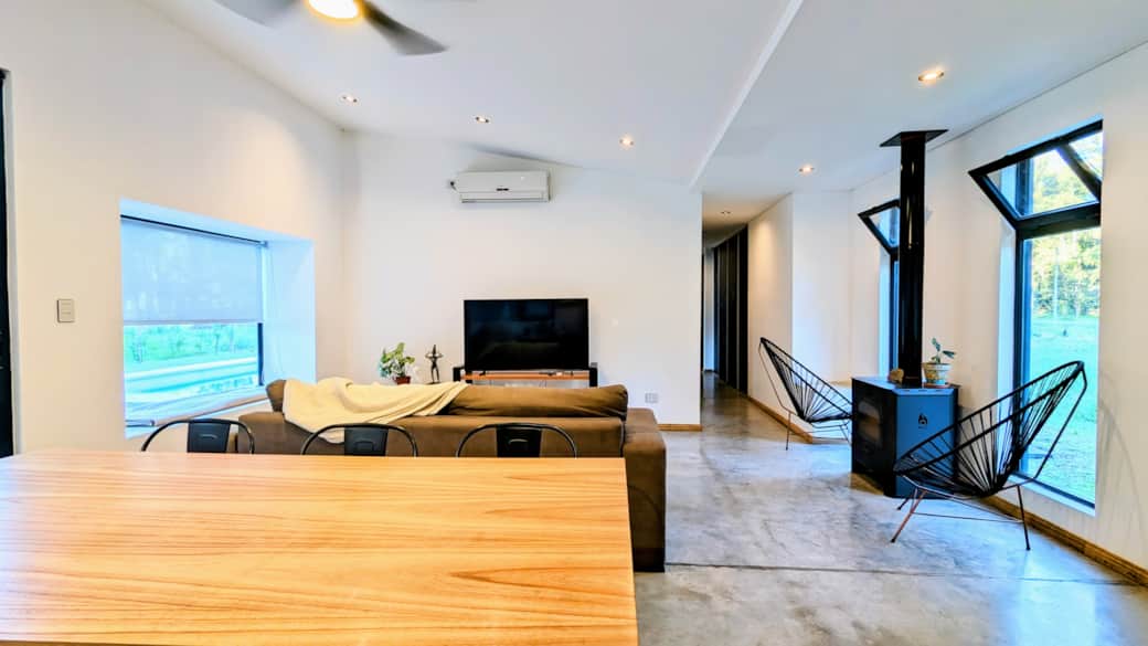 Living room, 55" 4K TV, AC, Tromen wood stove, weekend getaway vacation home, Campo Timbó