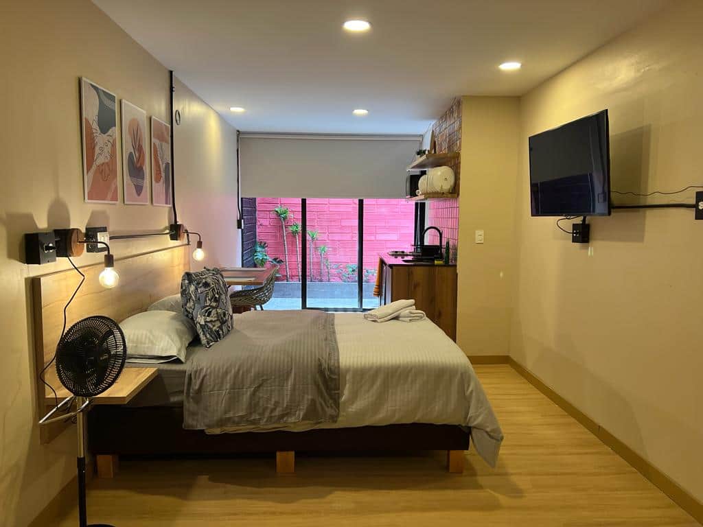Estudio en Medellín con patio privado