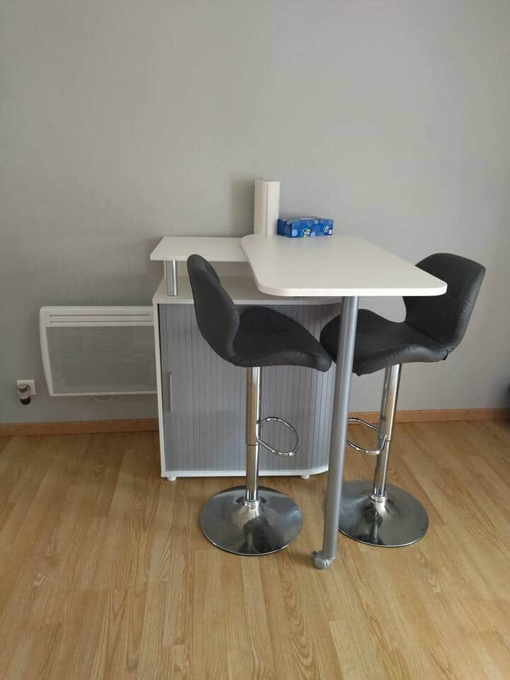 mange debout avec tabourets