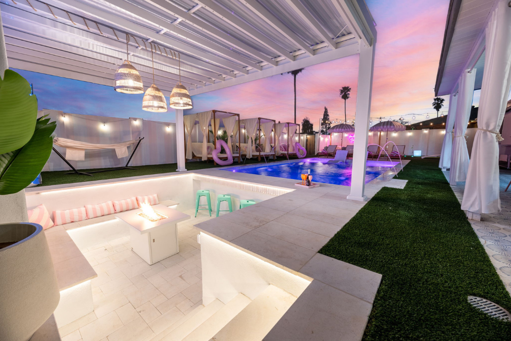 Sunken Swim up Bar! Fire pit, fridge, and Smart Tv!
