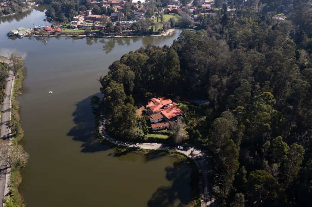 01 exterior aerial lake 01