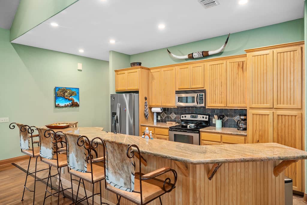 Ranch Style Open Kitchen with Dining Bar