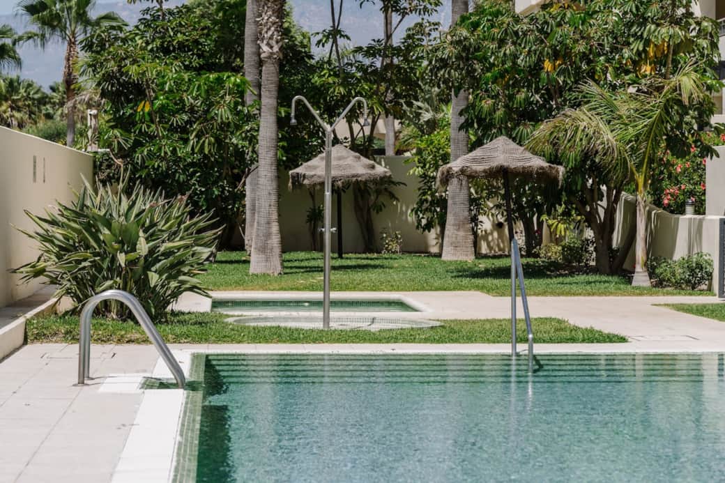 Disfruta de una piscina rodeada de palmeras y jardines, con cómodos accesos y zonas para descansar. Cuenta con una piscina adicional perfecta para niños o para relajarse en aguas menos profundas. Un espacio diseñado para la tranquilidad y confort