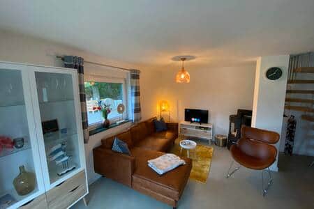 Entspannung pur im gemütlichen Wohnbereich mit TV und Kamin.