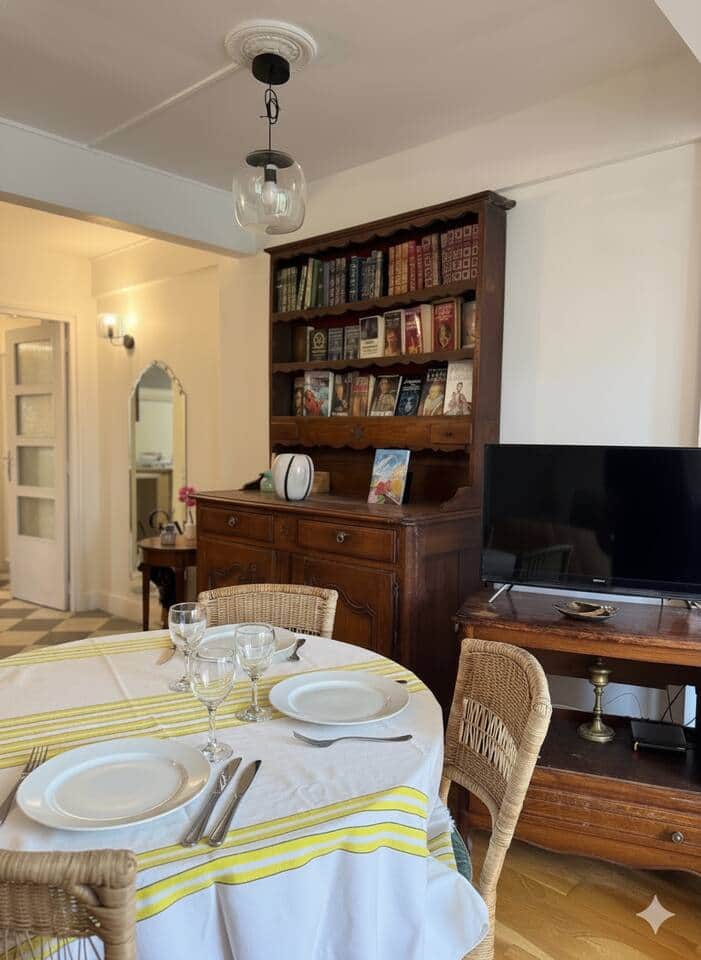 Table à manger pour 4 personnes, télévision avec bouquet de chaînes et Wi-Fi haut débit.