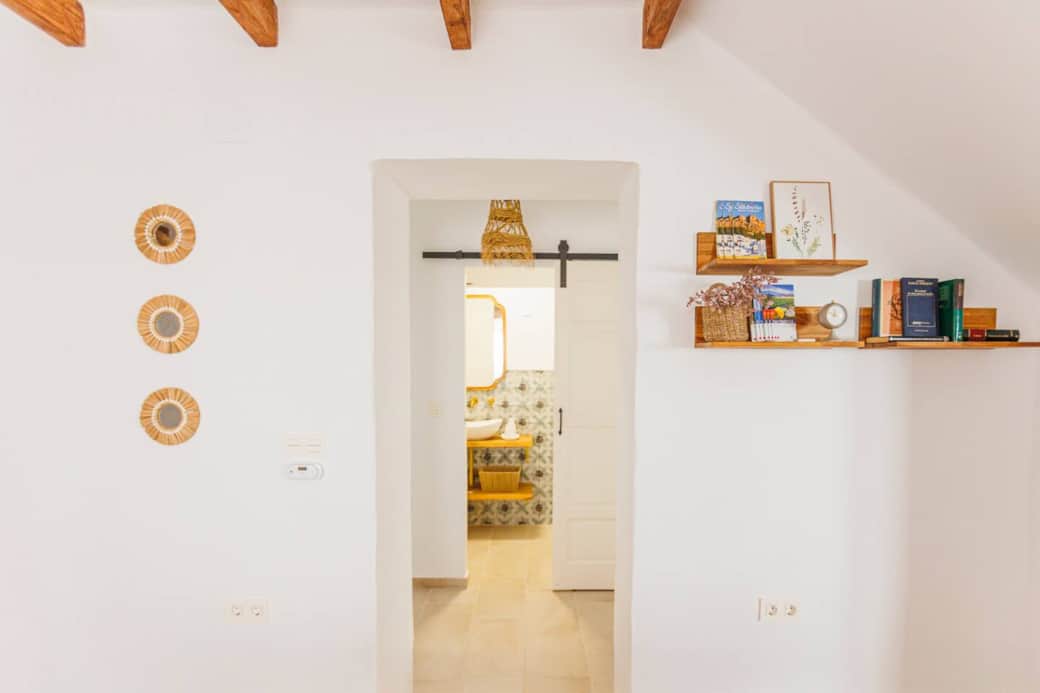 Distribución moderna y techos rústicos con vigas de madera