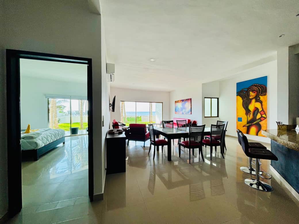 Espace de vie ouvert, salon, cuisine, salle à manger, vue mer et terrasse accès direct aux piscines Espace de vie ouvert, salon, cuisine, salle à manger, vue mer et terrasse accès direct aux piscines