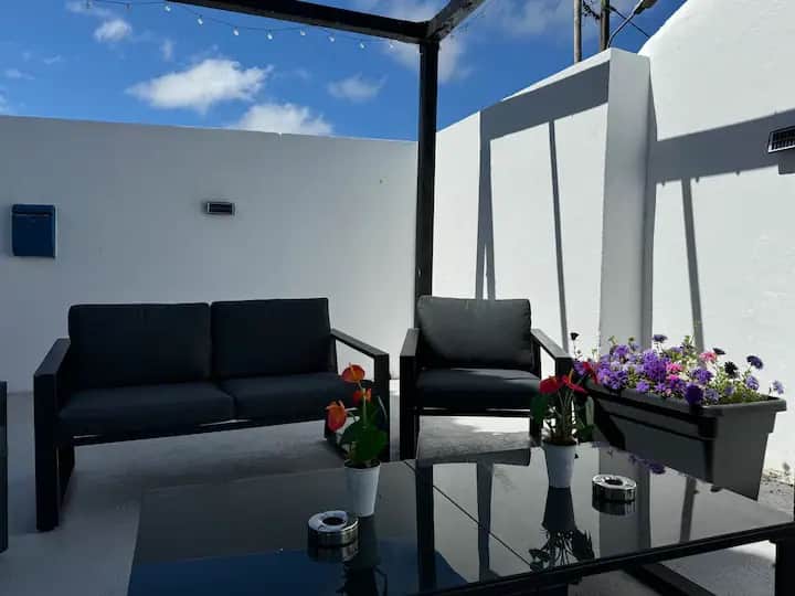 Side seating area