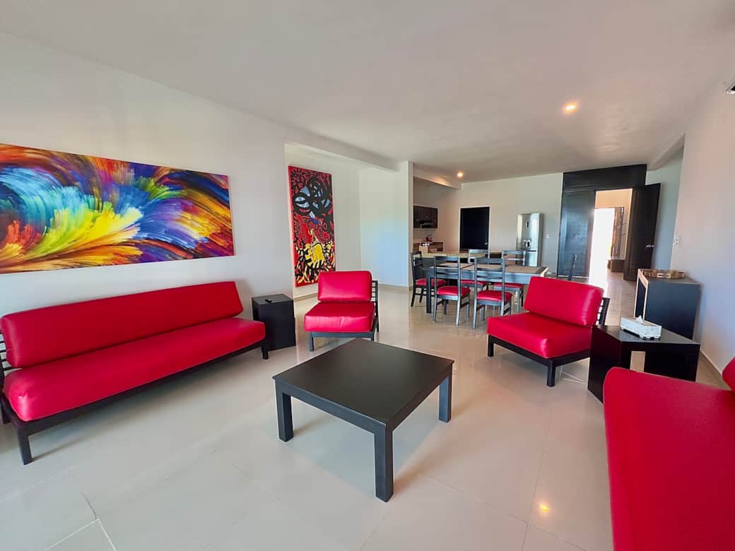 Espace de vie ouvert, salon, cuisine, salle à manger, vue mer et balcon Espace de vie ouvert, salon, cuisine, salle à manger, vue mer et balcon