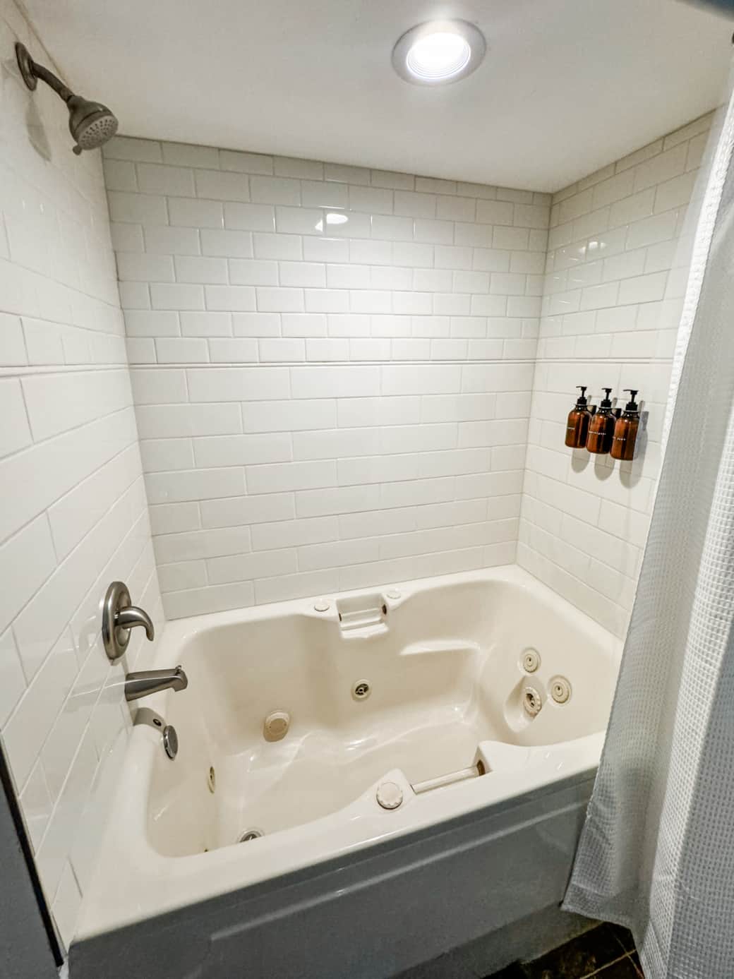 Main floor bath jetted tub & shower