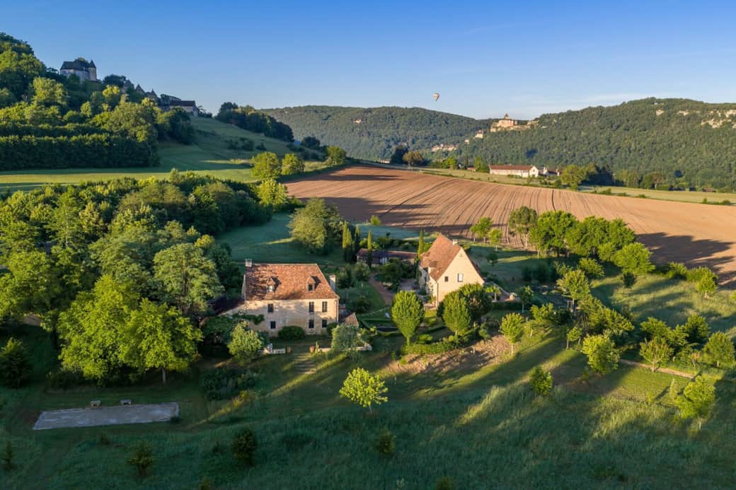 Entre Marqueyssac et Castelnaud, le domaine s’étend sur 6ha, au cœur du triangle d’or. La piste de pétanque (5mx15m) vous attend pour des parties endiablées. 