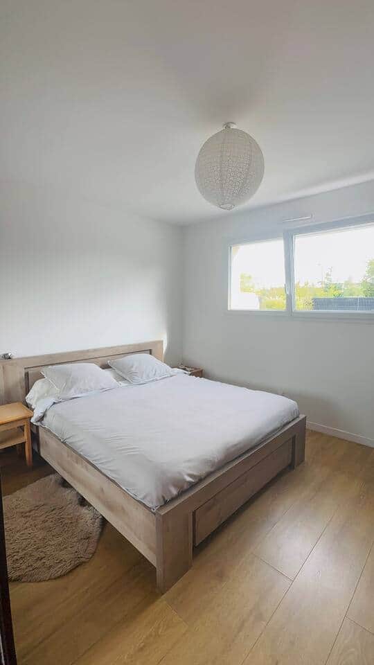 Grand lit double (180 x 200 cm) avec dressing et bureau.

