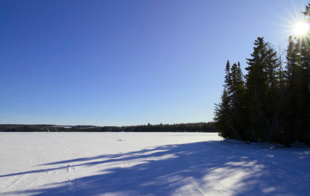 Vue accès au lac en hiver Vue accès au lac en hiver
