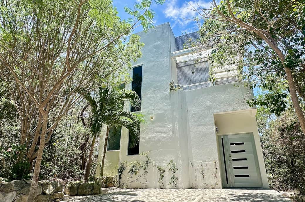 Beautiful two-story home with patio with grill at 10 minutes from the beach