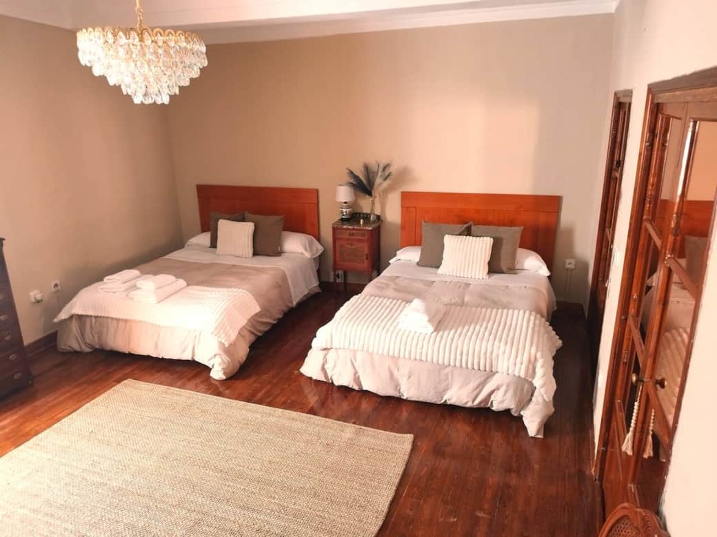 Amplio dormitorio con dos camas de matrimonio