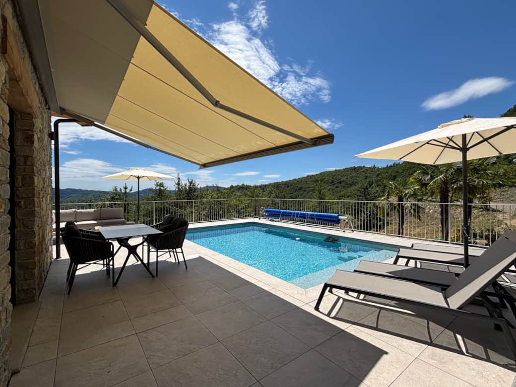 PINI - Pool Terrasse Sitzgruppe Blick in die Natur