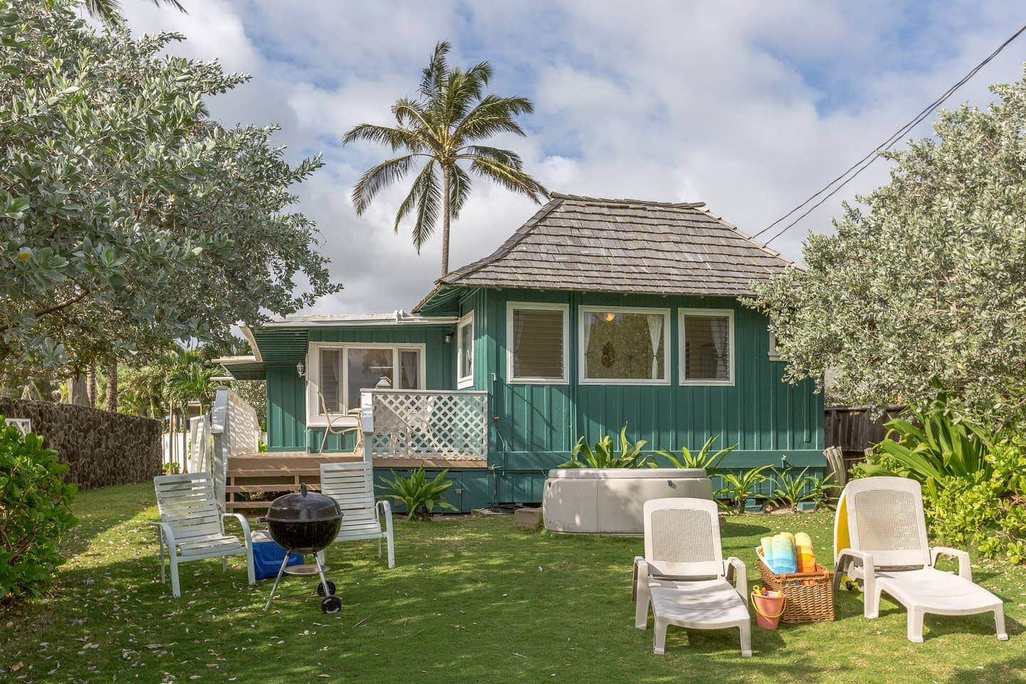 Beachfront Plantation Cottage Vacation Home in Kailua