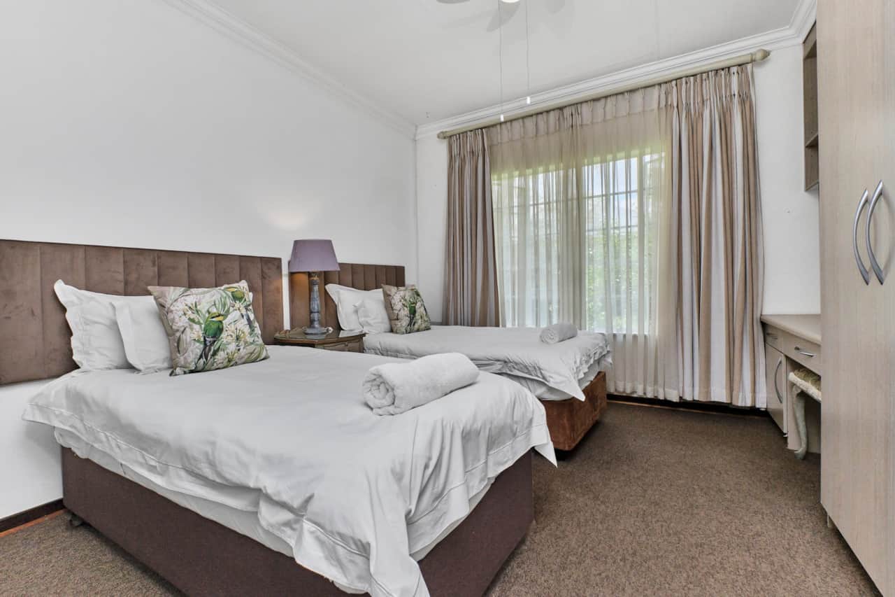 The Manor - 2nd Bedroom - The Tudor Suite - L65